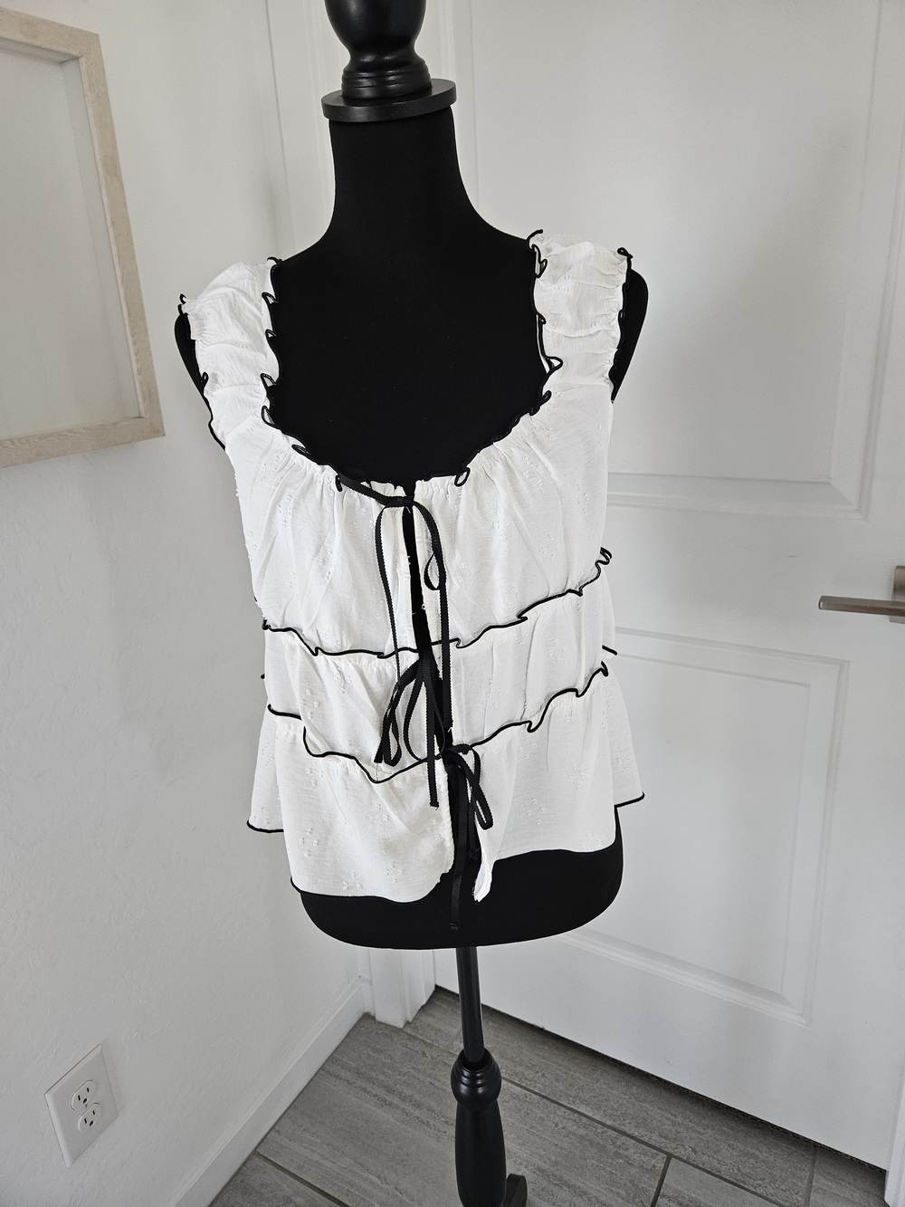 KIRIOUS LOS ANGELES White Ruffle Tie-Front Camisole with Black Trim size L